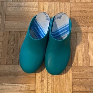 Size 35-36 Calzuros with inserts